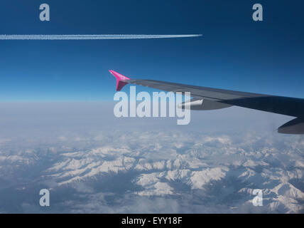 Des avions volant dans le ciel bleu au-dessus des Alpes suisses, dans le canton des Grisons, Suisse Banque D'Images