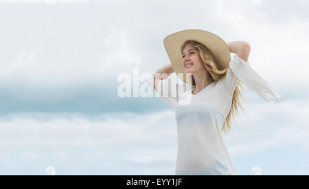Smiling Caucasian woman wearing sun hat Banque D'Images