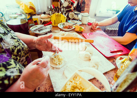 Caucasian mother and daughter cooking in kitchen Banque D'Images