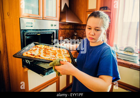 Caucasian woman cooking in kitchen Banque D'Images