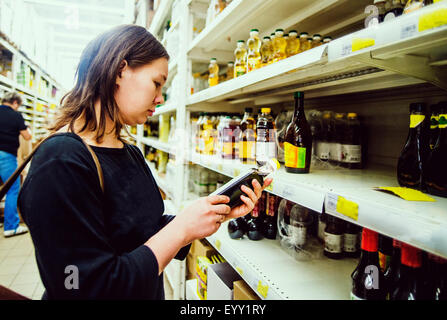 Caucasian woman shopping in grocery store Banque D'Images