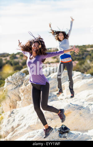 Encourager les randonneurs sur une colline rocheuse Banque D'Images