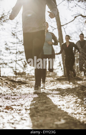 Porteur du jogging sur chemin de terre Banque D'Images