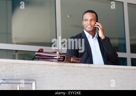 Black businessman talking on cell phone Banque D'Images