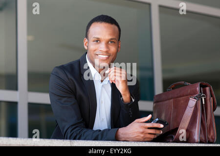 Black businessman using cell phone Banque D'Images