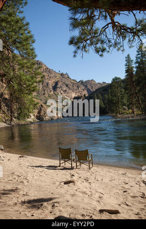 Deux chaises de plage à distance de sable Banque D'Images