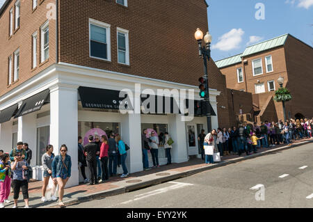 Les gens à la célèbre Georgetown Cupcake shop à l'angle des rues M et 33e à Georgetown, Washington Banque D'Images