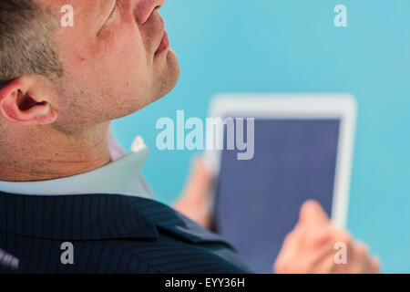 Caucasian businessman using digital tablet Banque D'Images