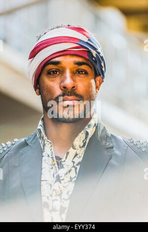 Mixed Race man wearing drapeau américain turban