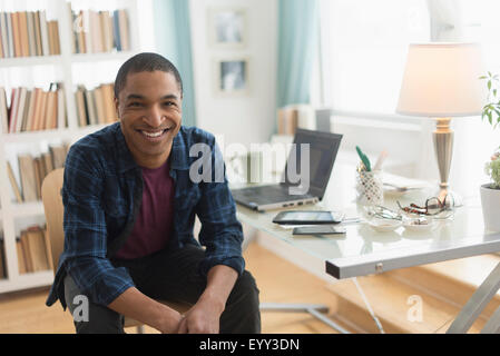 Black businessman smiling at desk Banque D'Images