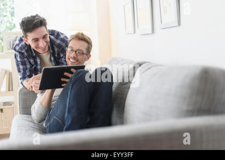 Young gay couple on sofa Banque D'Images