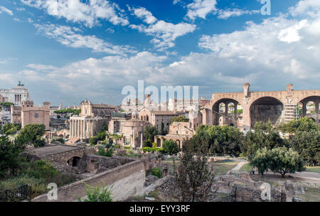 Vue aérienne de Forum romain dans paysage urbain, Rome, Italie Banque D'Images