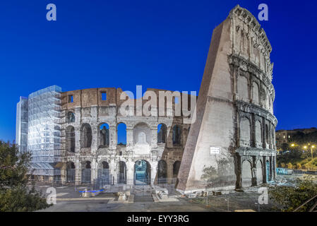 Des ruines du Colisée illuminé la nuit, Rome, Italie Banque D'Images