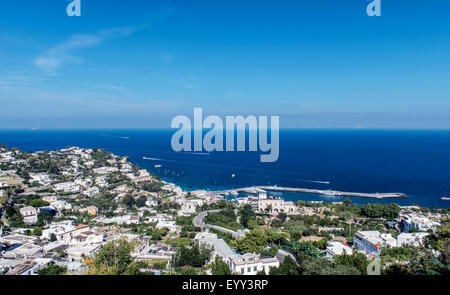 Vue aérienne de l'océan et la ville de Capri, Naples, Italie Banque D'Images