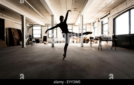 Caucasian ballerine effectuant en loft Banque D'Images