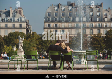 Caucasian couple admiring fontaine en parc urbain, Paris, Ile-de-France, France Banque D'Images