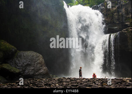 Les touristes admirant caucasienne dans cascade jungle Banque D'Images