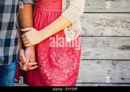 Close up of Caucasian couple holding hands Banque D'Images