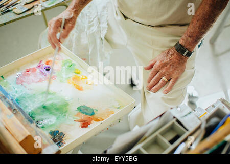 Artiste de race blanche dans la palette de peinture de mixage en studio Banque D'Images