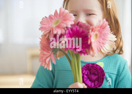 Caucasian girl holding bouquet de fleurs Banque D'Images