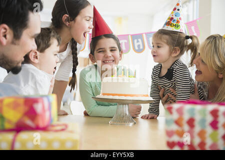 Caucasian family celebrating at Birthday party Banque D'Images