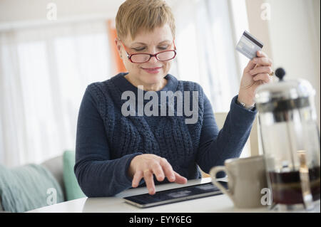 Caucasian woman shopping online on digital tablet Banque D'Images