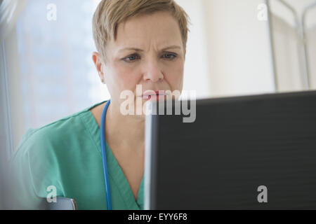 Close up of Caucasian nurse using computer Banque D'Images