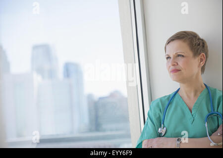 Caucasian nurse fenêtre proche Banque D'Images