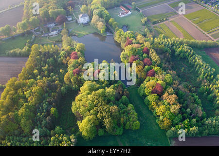 Vue aérienne de palais boisées jardin au printemps, Belgique Banque D'Images