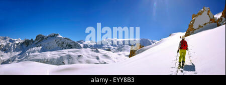 Ski de randonnée dans la neige couverts Alpes, France, Savoie, Parc National de la Vanoise, Courchevel Banque D'Images