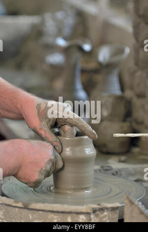 Les mains de Potter faire un pot en atelier Banque D'Images