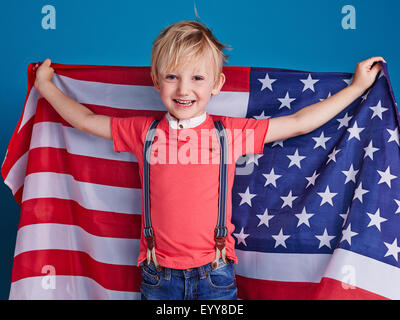 Happy kid avec drapeau américain looking at camera Banque D'Images