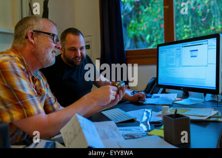 Affaires caucasiennes working at desk Banque D'Images