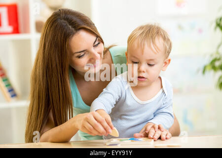 Mère et son enfant jouer avec des jouets puzzle Banque D'Images