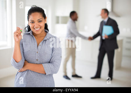 Woman holding keys en cuisine de Nouvelle maison Banque D'Images