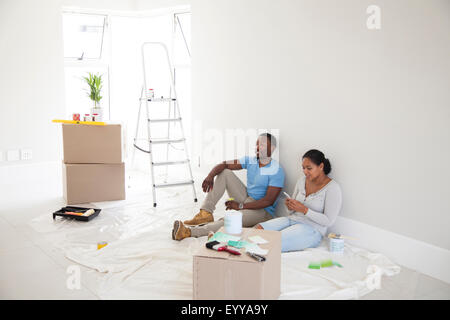 Couple relaxing in new home Banque D'Images