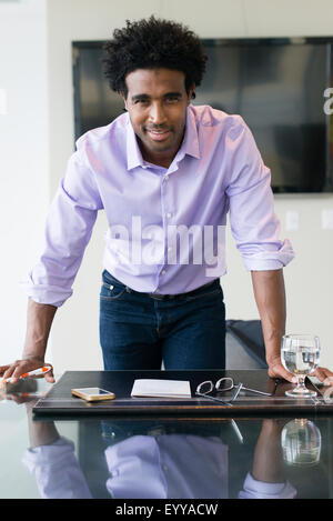 Hispanic businessman leaning over table de conférence Banque D'Images