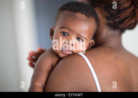 Close up of Black mère bébé rots par-dessus son épaule