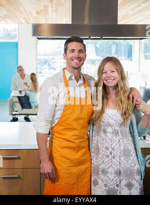 Caucasian couple smiling in kitchen Banque D'Images