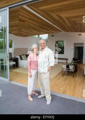 Caucasian couple smiling on porch Banque D'Images