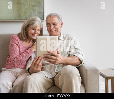 Caucasian couple on sofa Banque D'Images