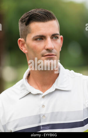 De graves Caucasian man standing outdoors Banque D'Images