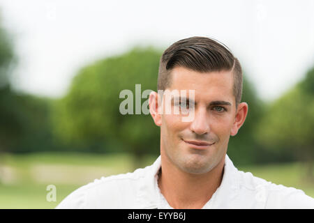 Close up of Caucasian man smiling outdoors Banque D'Images