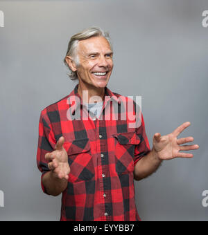 Smiling Caucasian man gesturing Banque D'Images