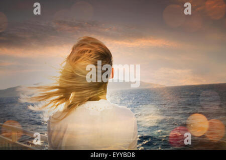 Caucasian woman admiring bateau ocean Banque D'Images