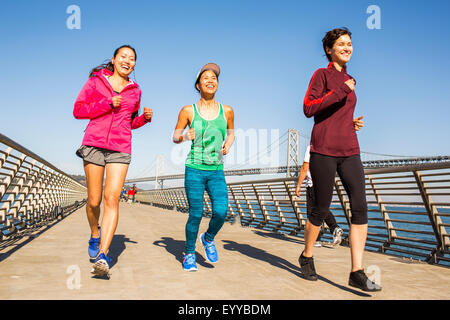 Les femmes s'exécutant sur passerelle urbaine, San Francisco, California, United States Banque D'Images