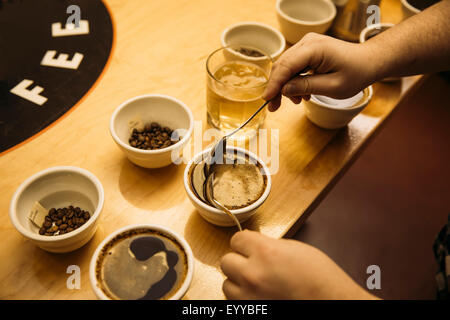 Dégustation de café barista caucasienne coffee shop Banque D'Images