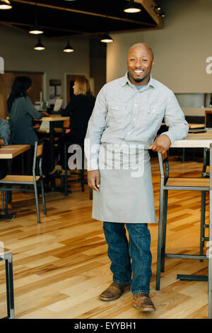 Garçon noir smiling in in cafe Banque D'Images