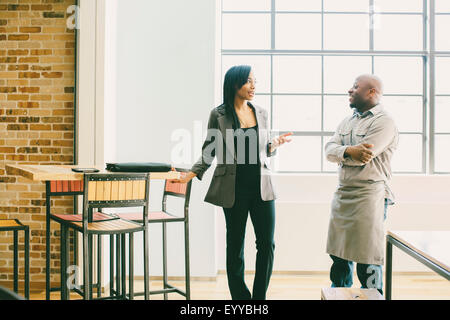 Black businesswoman talking in cafe et de serveur Banque D'Images