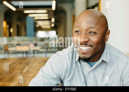 Black man smiling in cafe Banque D'Images